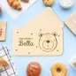 Preview: Personalisiertes Frühstücksbrettchen mit Lasergravur für Kinder mit Namen - Babygeschenk für Kinder mit Lasergravur und Bär mit Herzen