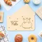 Preview: Personalisiertes Frühstücksbrettchen mit Lasergravur für Kinder mit Namen - Babygeschenk für Kinder mit Lasergravur und Nilpferd mit Herzen