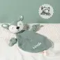 Preview: Ein liebevoll gestaltetes Baby Schmusetuch Schnullertuch in der Farbe Grün mit einem niedlichen Rehmotiv von Jollein, das individuell mit dem Namen des Kindes versehen werden kann.