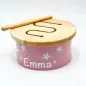 Preview: Kids Concept 1000152 - Kinder Musikinstrument Mini Trommel aus Holz in Rosa Pink personalisiert mit Namen