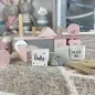 Preview: Holz Stapel- und Steckspiel Haus rosa Label-Label Personalisiert mit Geburtsdaten und Namen Geschenk mit Druck