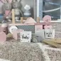 Preview: Holz Stapel- und Steckspiel Haus rosa Label-Label Personalisiert mit Geburtsdaten und Namen Geschenk mit Druck