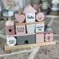Preview: Holz Stapel- und Steckspiel Haus rosa Label-Label Personalisierbar Geburtsdaten Namen LLWT-25088 bedruckt personalisierbar