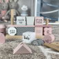 Preview: Holz Stapel- und Steckspiel Haus rosa Label-Label Baby Personalisiert Geburtsdaten Namen Babyspielzeug bedruckt