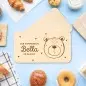 Preview: Personalisiertes Frühstücksbrettchen mit Lasergravur für Kinder mit Namen - Babygeschenk für Kinder mit Lasergravur und Bär als Kommuionsgeschenk zur Kommunion
