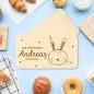 Preview: Personalisiertes Frühstücksbrettchen mit Lasergravur für Kinder mit Namen - Babygeschenk für Kinder mit Lasergravur und Hase als Kommuionsgeschenk zur Kommunion