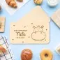 Preview: Personalisiertes Frühstücksbrettchen mit Lasergravur für Kinder mit Namen - Babygeschenk für Kinder mit Lasergravur und Nilpferd als Kommuionsgeschenk zur Kommunion