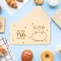 Preview: Personalisiertes Frühstücksbrettchen mit Lasergravur für Kinder mit Namen - Babygeschenk für Kinder mit Lasergravur und Nilpferd als Taufgeschenk zur Taufe