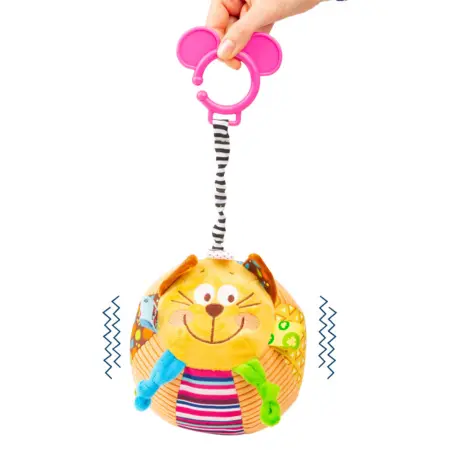 Ein kunterbuntes Babyplüsch-Spielzeug in Form einer Katze. Es vereint die Funktionen eines Balls und einer Rassel.