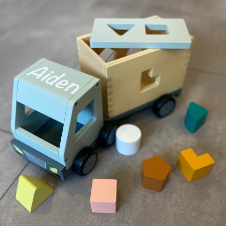 Personalisiertes Holzspielzeug Kids Concept Lastwagen Holzauto mit Namen Steckspiel Aiden 1000428