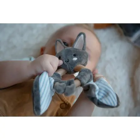 Ein personalisierter Beißring "Fledermaus Bruce" bei BellasTraum – ein einzigartiges Spielzeug für Babys zum Entdecken und Entwickeln.