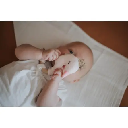 Handlicher Baby-Beißring "Schwan Ivy" mit Holzring zur Förderung von Bewegung und Koordination.