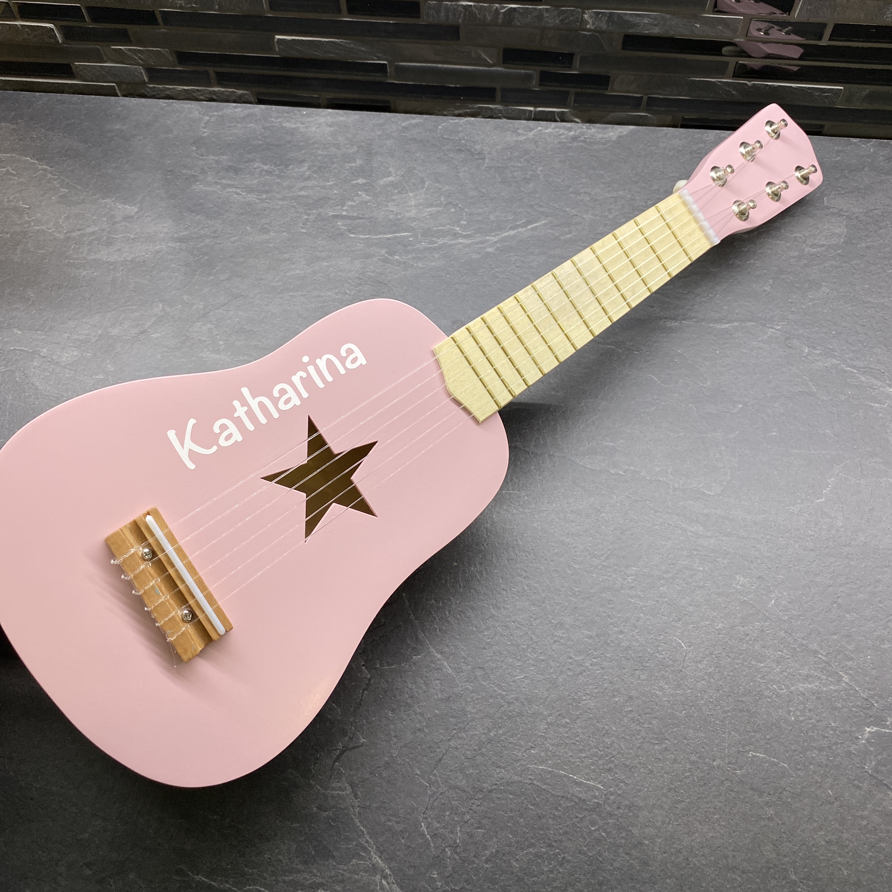 JaBaDaBaDo Gitarre rosa mit Plektrum Ersatzsaiten Sterne 
