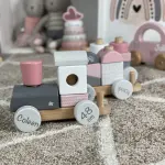 Holzzug Holzeisenbahn rosa Personalisiert Geburtsdaten Name Geschenk zur Geburt