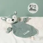 Ein liebevoll gestaltetes Baby Schmusetuch Schnullertuch in der Farbe Grün mit einem niedlichen Rehmotiv von Jollein, das individuell mit dem Namen des Kindes versehen werden kann.