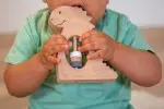 Tryco TR-353006 Dinosaurier Holzrassel für Babys mit Personalisierung | Lasergravur mit Name vom Kind