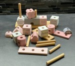 Holz Stapel- und Steckspiel Haus rosa Label-Label Personalisiert mit Geburtsdaten und Namen