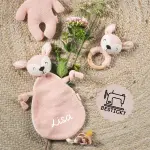 Ein liebevoll gestaltetes Baby Schmusetuch Schnullertuch in der Farbe Rosa mit einem niedlichen Rehmotiv von Jollein, das individuell mit dem Namen des Kindes versehen werden kann.