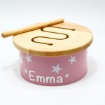 Kids Concept 1000152 - Kinder Musikinstrument Mini Trommel aus Holz in Rosa Pink personalisiert mit Namen
