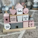 Holz Stapel- und Steckspiel Haus rosa Label-Label Personalisierbar Geburtsdaten Namen LLWT-25088 bedruckt personalisierbar