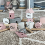 Label-Label Steckspiel Haus rosa personalisiert mit Geburtsdateb Kinderspielzeug bedruckt