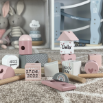 Label-Label Steckspiel Haus rosa personalisiert mit Geburtsdateb Kinderspielzeug bedruckt Daten