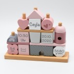 Holz Stapel- und Steckspiel Haus rosa Label-Label Personalisierbar Geburtsdaten Namen LLWT-25088