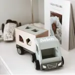 Personalisiertes Holzspielzeug Kids Concept Lastwagen Holzauto mit Namen Steckspiel Aiden 1000428